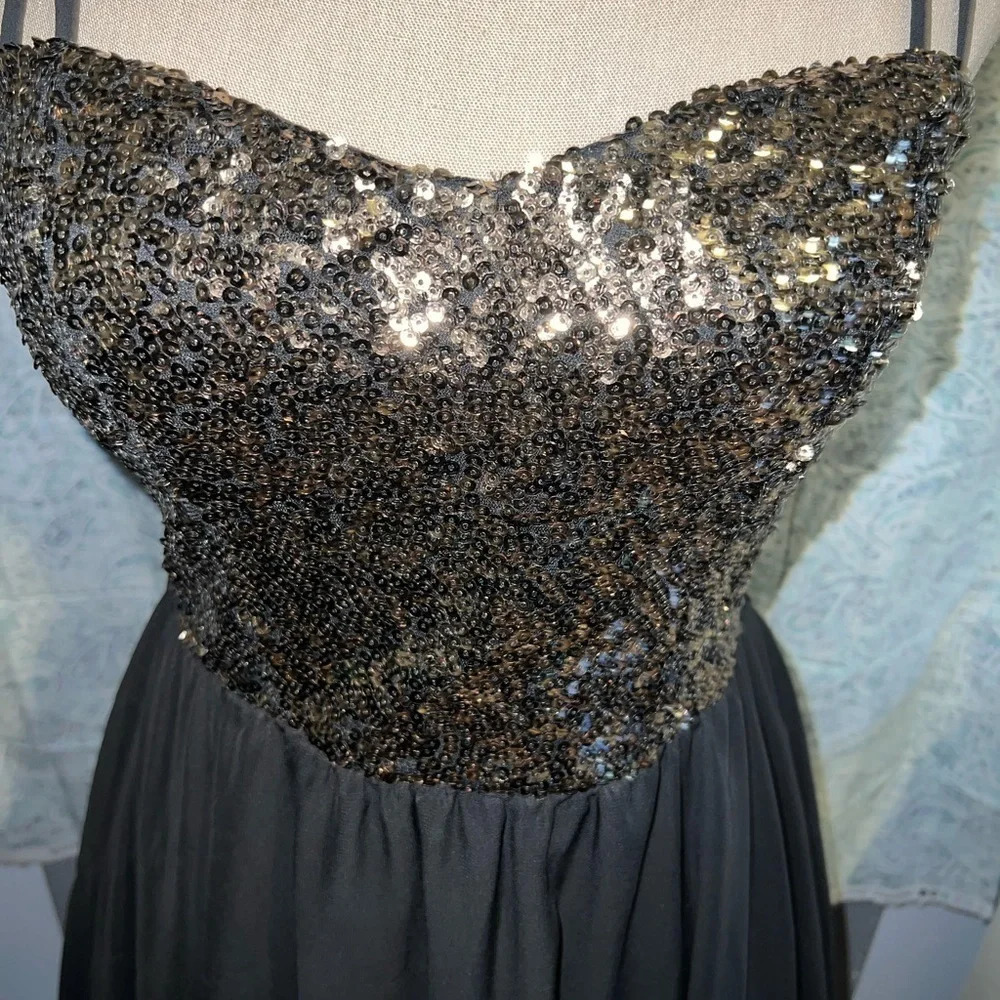 GOLD and black prom dress - Picture 4 of 10